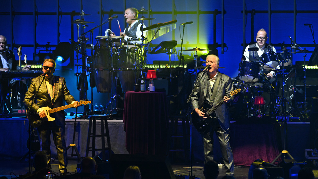 Squeeze cancel U.S. concert after man 'crushed by tour bus'
