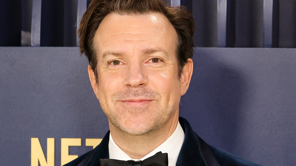 Jason Sudeikis joins Mumford & Sons for surprise Ted Lasso theme duet