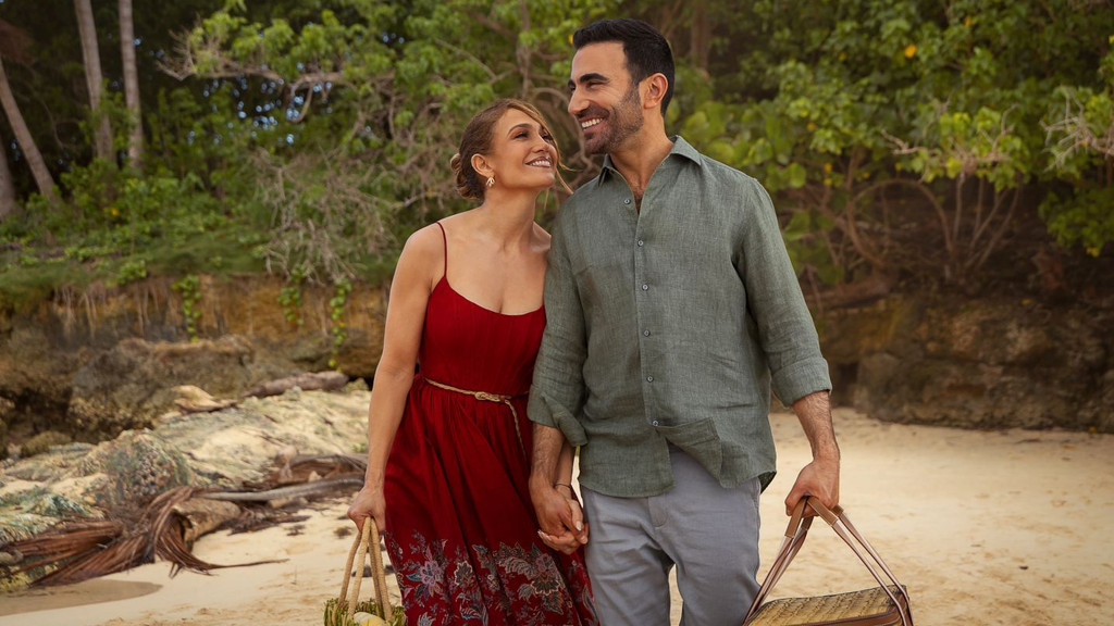 Jennifer Lopez says she had instant chemistry with Office Romance co-star