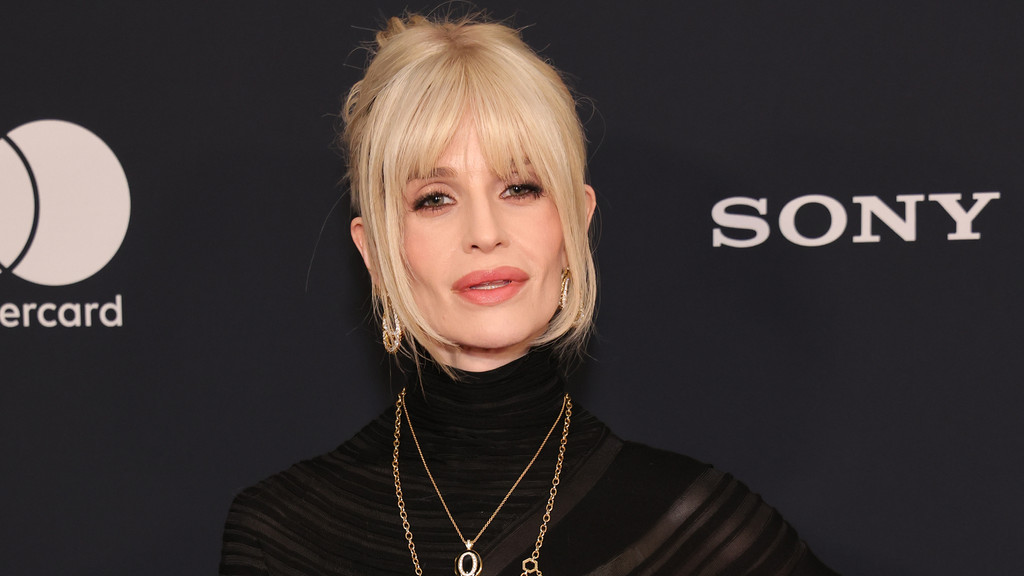 Kelly Osbourne makes surprise appearance during Scissor Sisters set