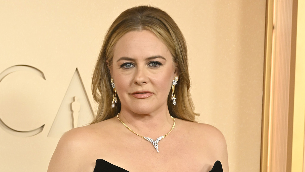Alicia Silverstone returning for Clueless sequel series