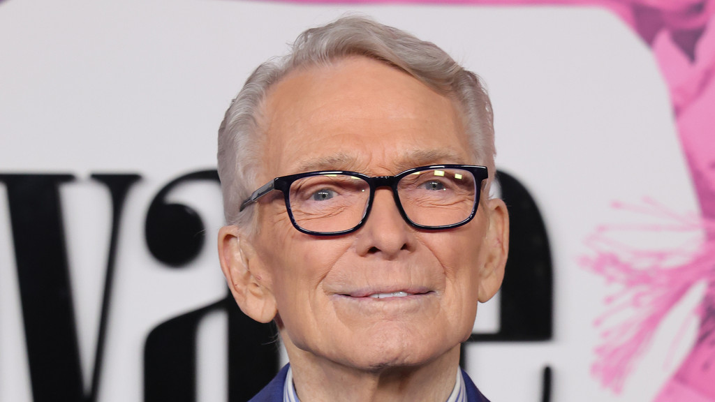 Fashion designer Bob Mackie dies