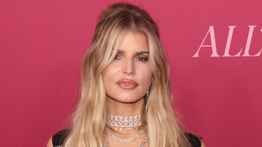 Jessica Simpson defends sitting apart from children on flight