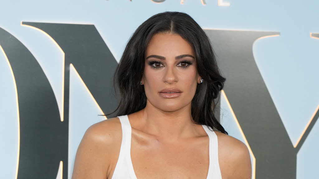 Lea Michele seemingly addresses Tonys snub during ceremony's opening number