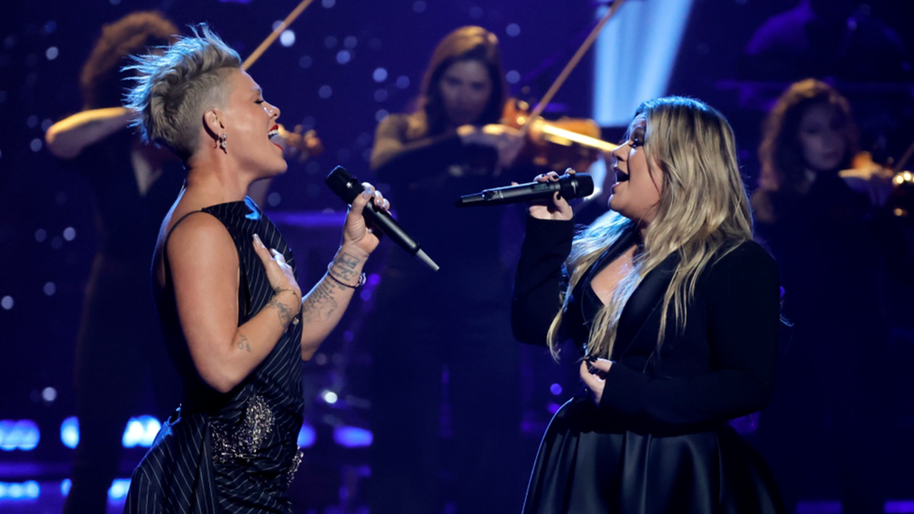 P!nk and Kelly Clarkson perform a duet on 'Just Give Me