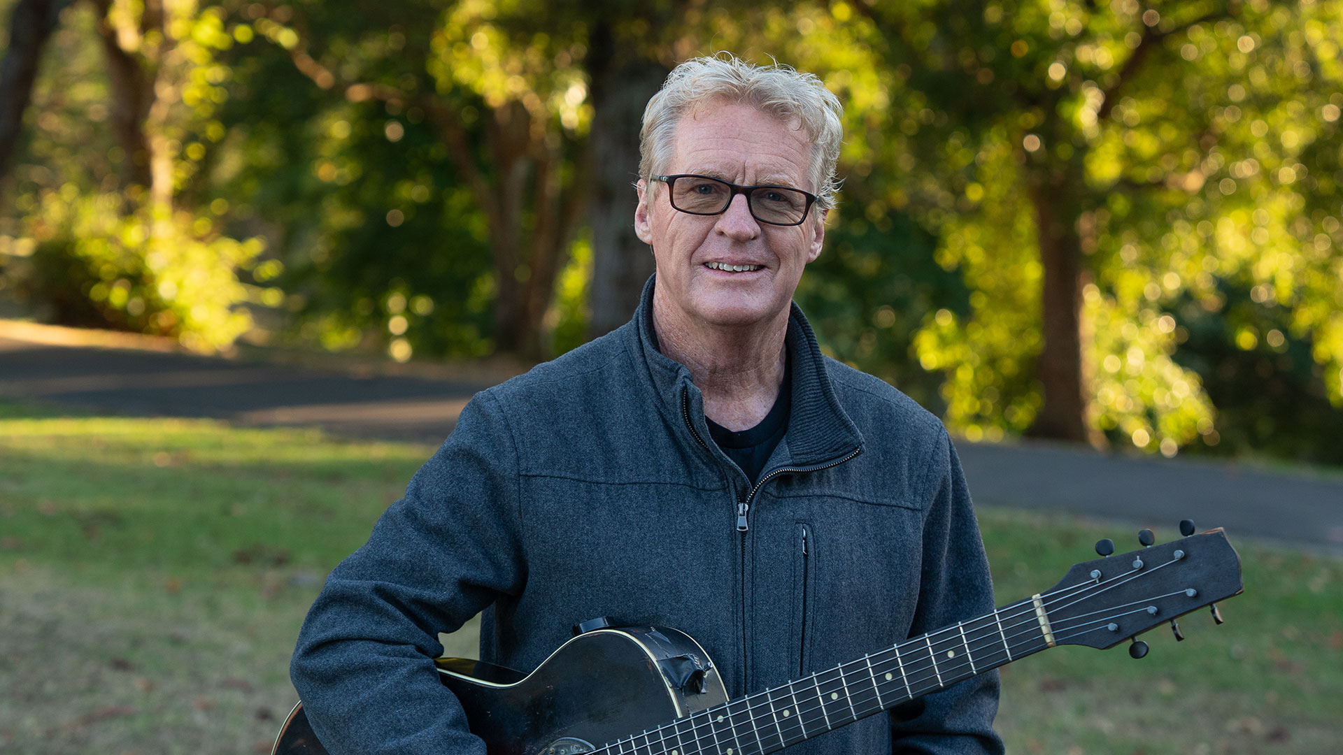 Musician Don McGlashan holding guitar