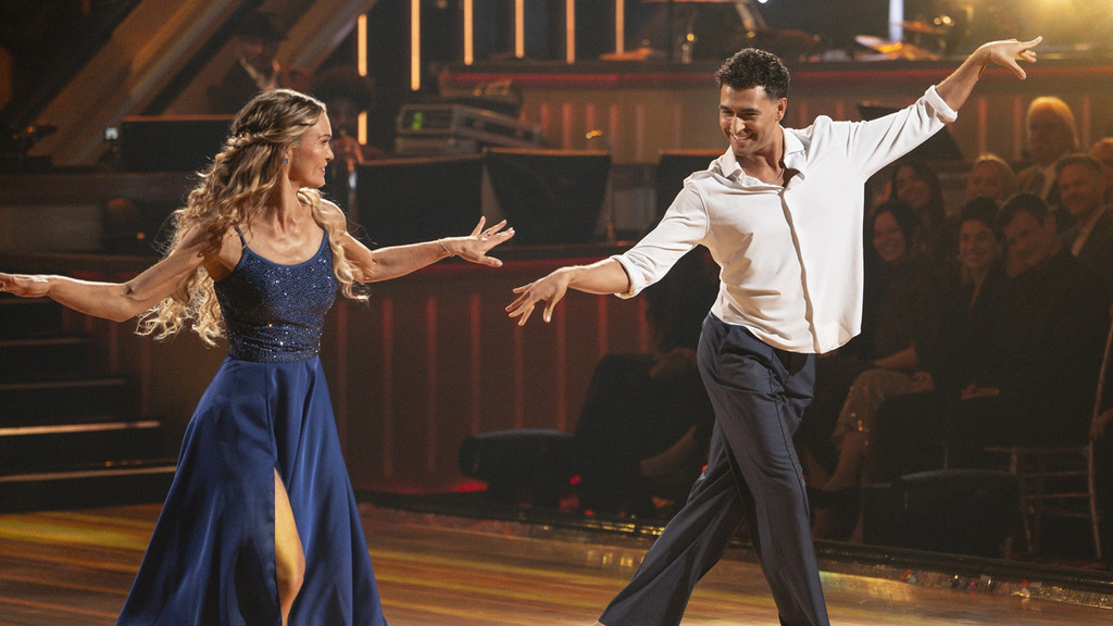 Julia Stiles honors Heath Ledger in emotional DWTS tribute performance