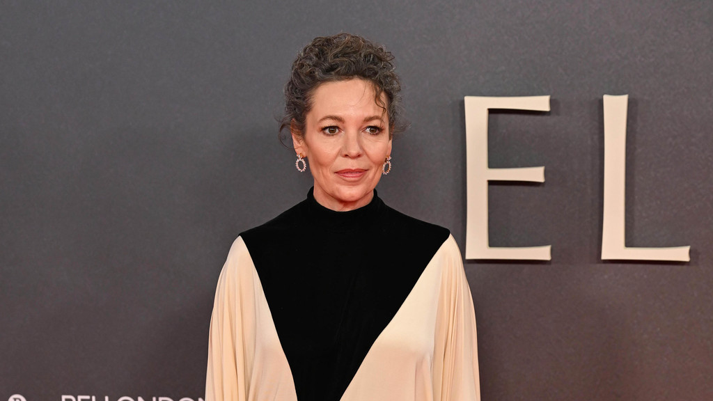 Olivia Colman 'lucky' to avoid splinters while filming love scenes