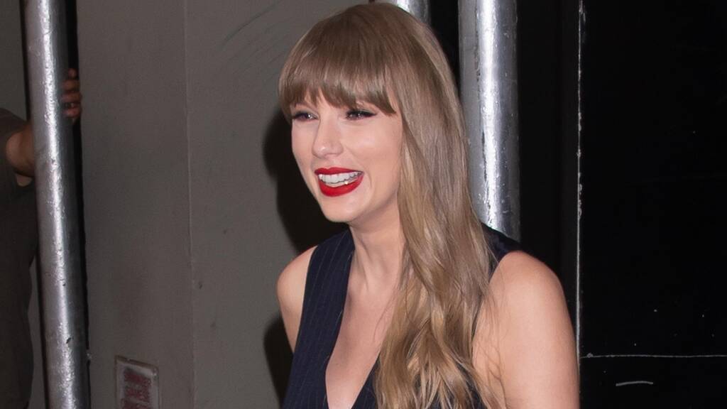 Taylor Swift and Randy Newman perform special duet at Toy Story 5 premiere