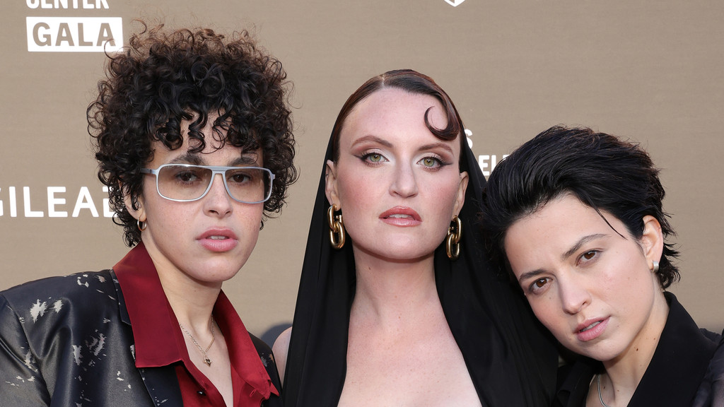 MUNA's Naomi McPherson to miss start of tour to care for terminally ill mother