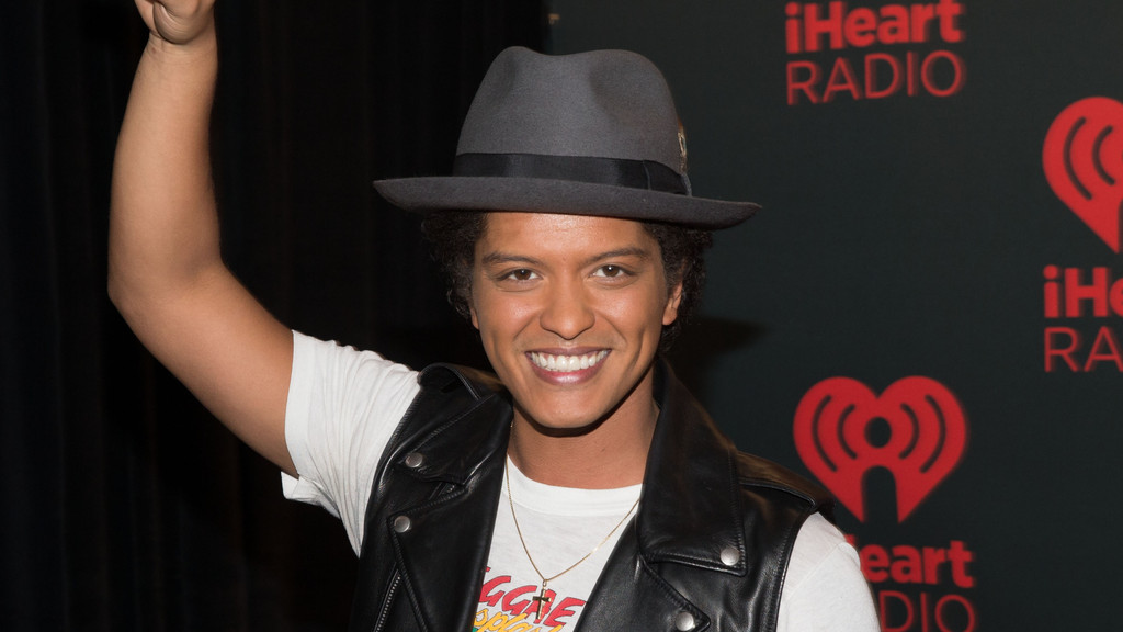 Bruno Mars denies liking post that branded Taylor Swift 'talentless'