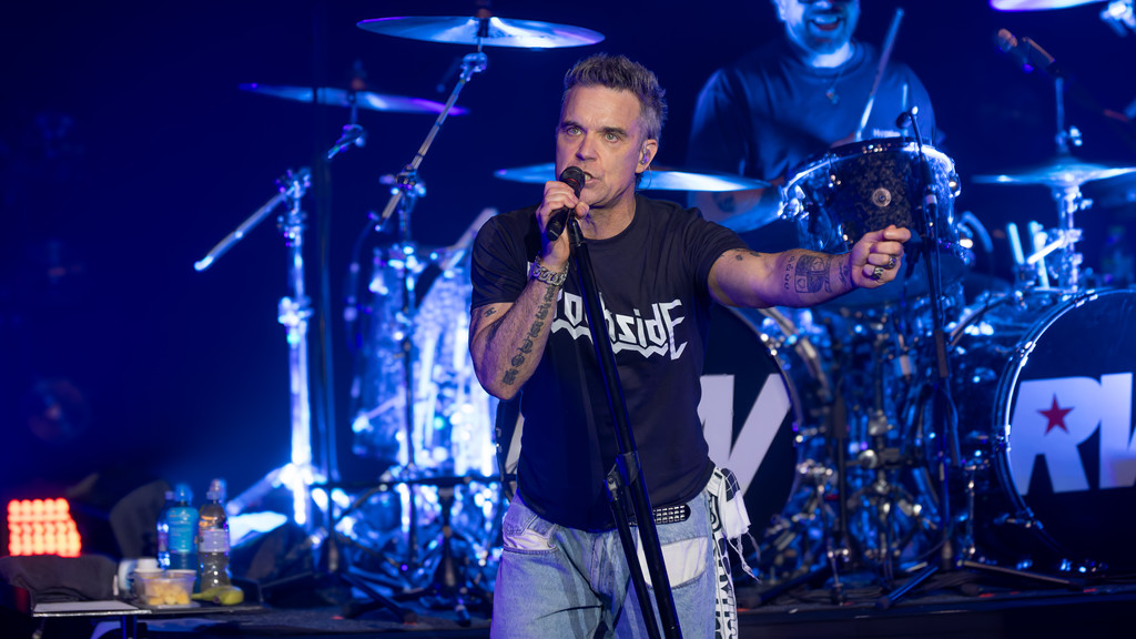 Robbie Williams slams 'bully' podcaster