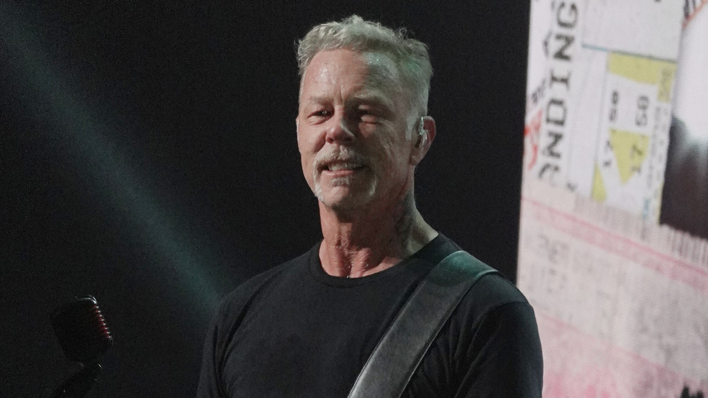 Metallica's James Hetfield proposes underwater during shark dive