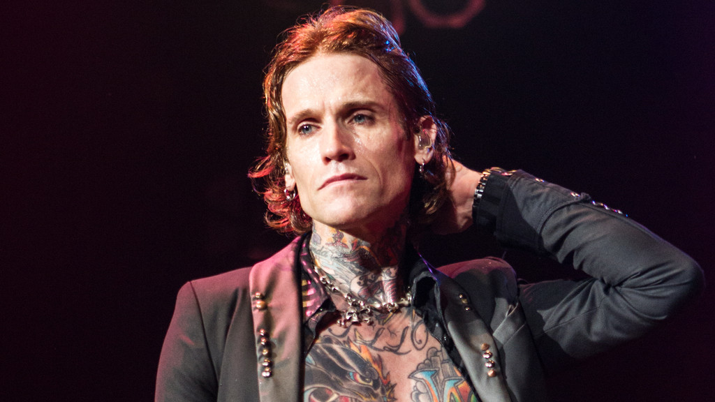 One dead in Buckcherry tour bus crash