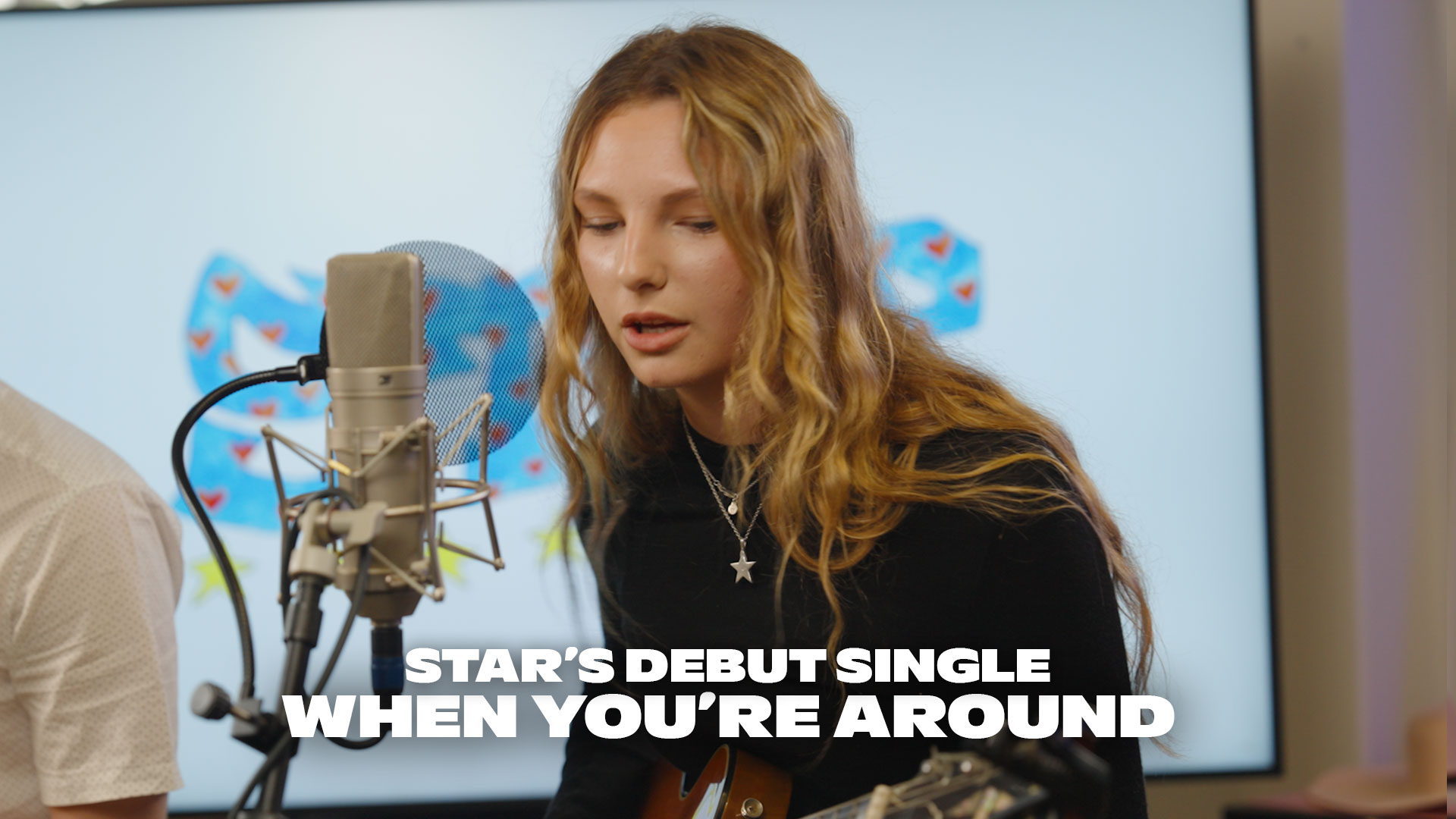 Star performs 'When You're Around'