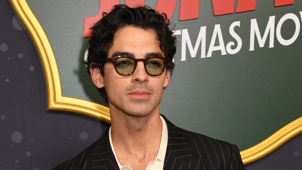 Joe Jonas goes Instagram official with Tatiana Gabriela