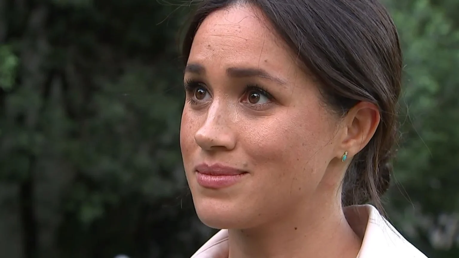 Meghan Markle left on the brink of tears after reporter asks her if she is actually 'okay' | Articles | rova