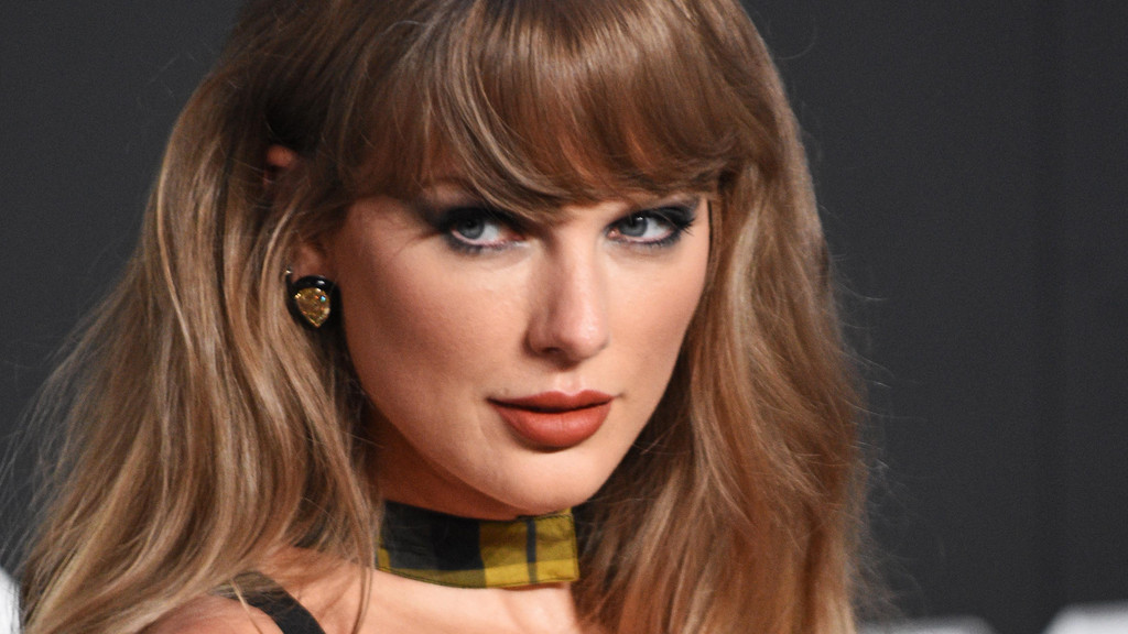 Taylor Swift files to trademark voice and image amid AI concerns