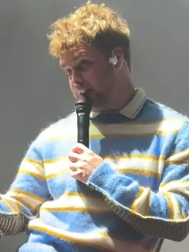 Alex Warren on stage in Auckland