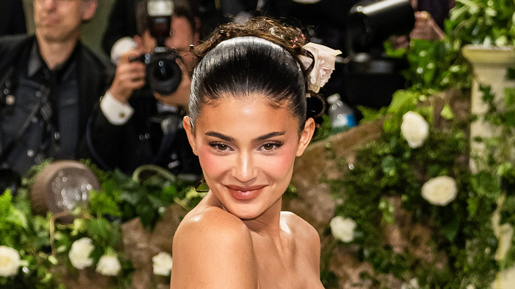 Adrianne Curry slams Kylie Jenner's Victoria's Secret debut