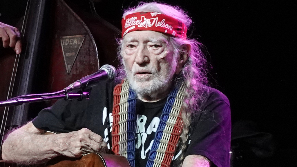 Willie Nelson calls on Americans to fight construction of data centres