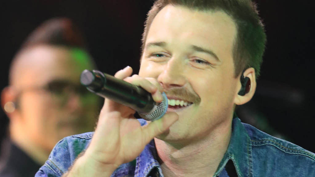Morgan Wallen flings security guard's phone across stage