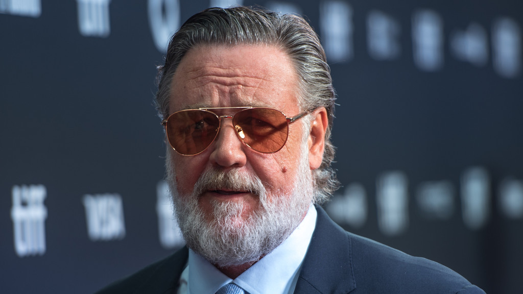 Russell Crowe urges excited fans to remain calm