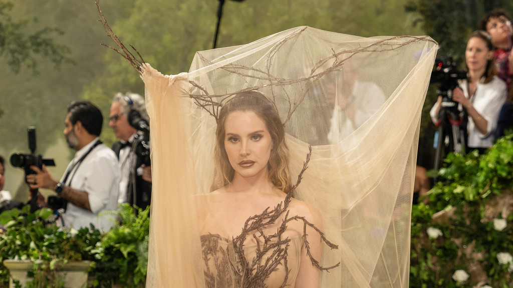 Lana Del Rey records theme song for James Bond video game