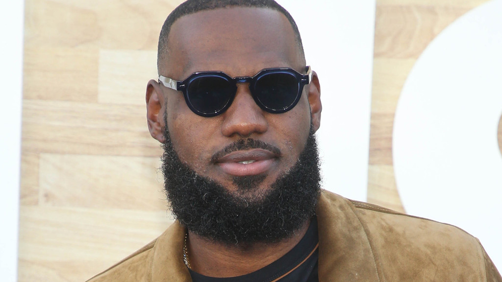 Donald Trump blasts LeBron James for disrespecting US national anthem