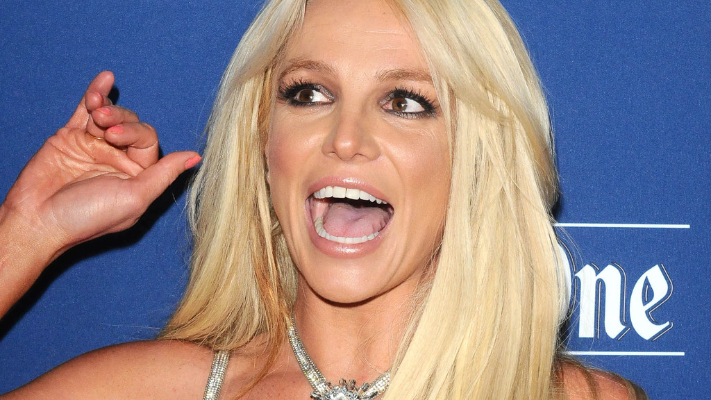 Britney Spears checks herself into rehab