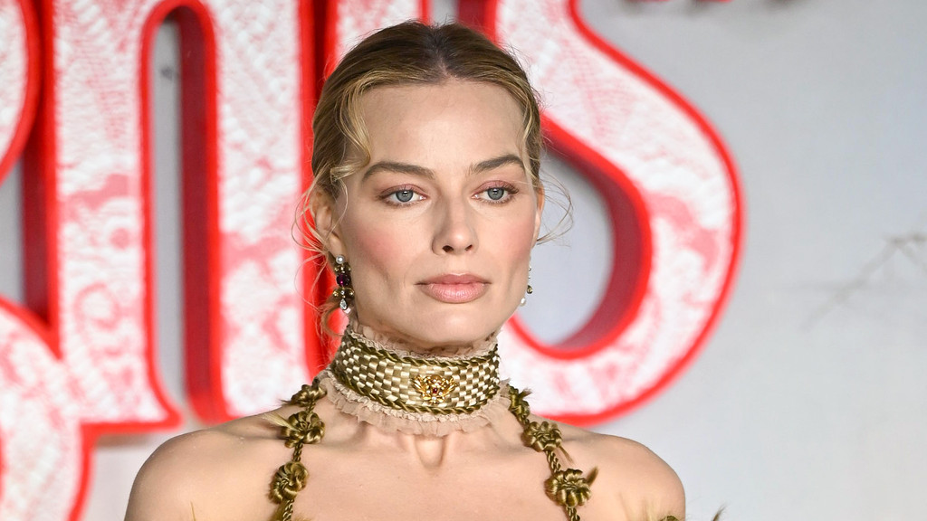 Margot Robbie recalls actor once giving her book 'telling' her to 'eat less'