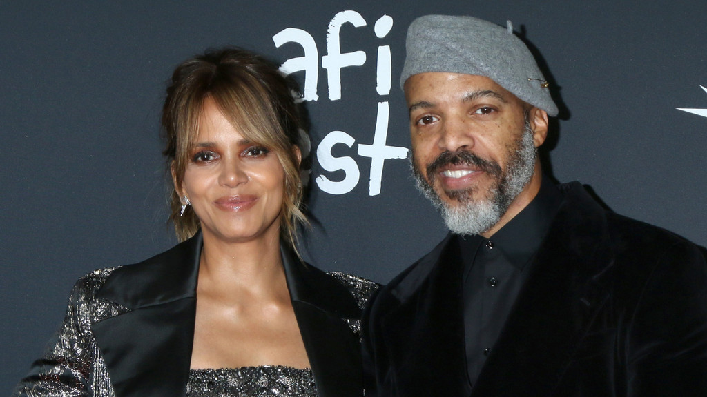 Halle Berry confirms engagement to Van Hunt