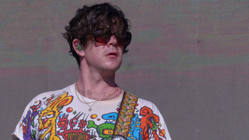 Sacked Modest Mouse guitarist explains away 'inappropriate messages'