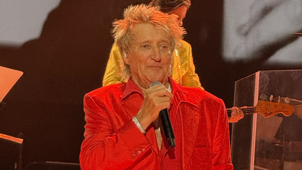Rod Stewart reschedules concert hours before showtime