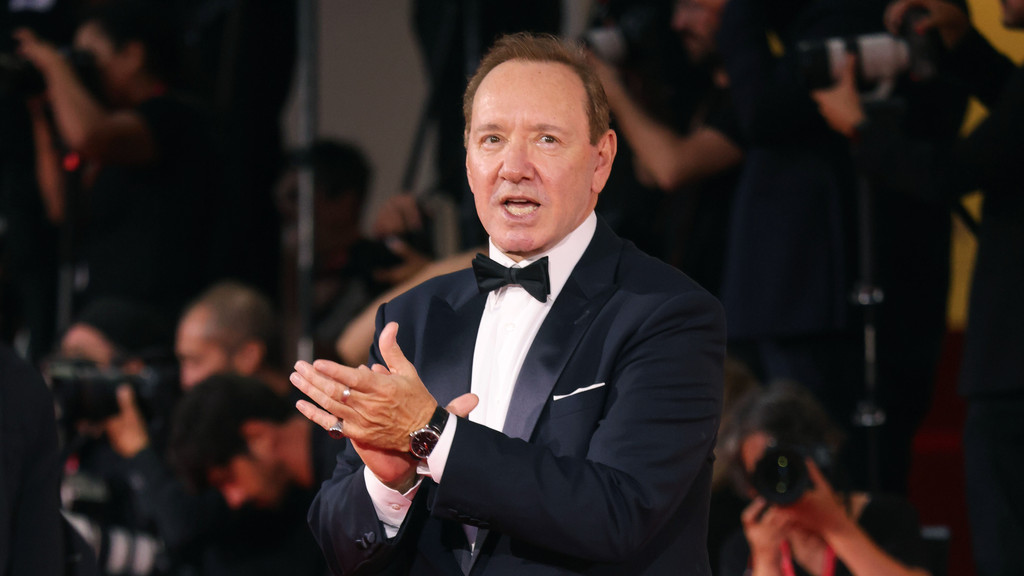 Kevin Spacey agrees settlement with sexual assault accusers ahead of civil trial