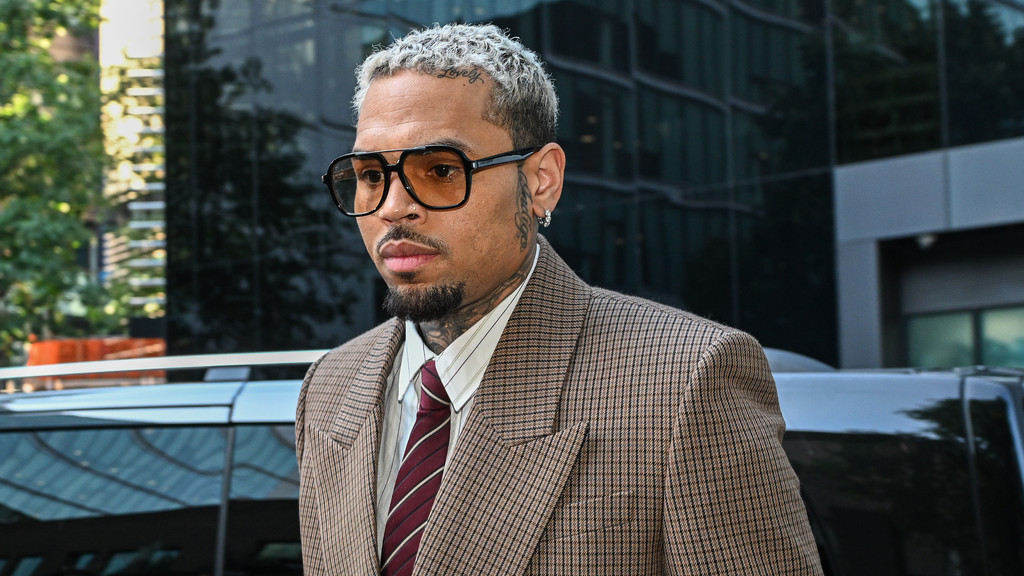 Chris Brown receives suspended prison sentence over London nightclub attack