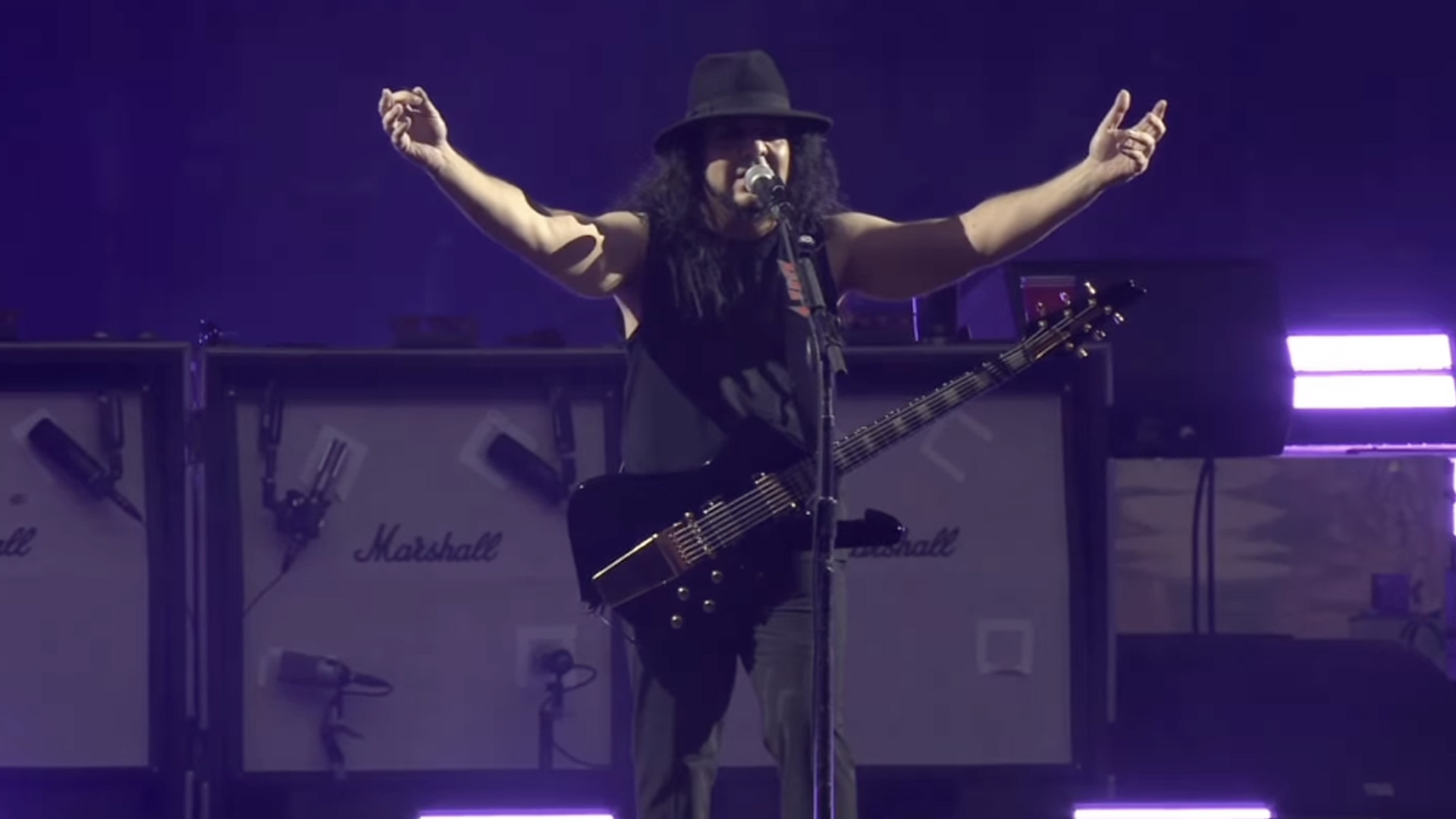 ‘Ass, ass, ass’: System of a Down gets 60,000 brits chanting against Oasis