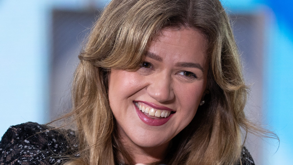 Kelly Clarkson hilariously recalls having to breakup with same person 'twice'
