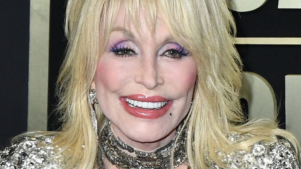 CNN apologises after using wrong photo in coverage of Dolly Parton's death