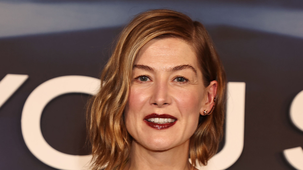 Rosamund Pike calls out theatregoer for texting during Inter Alia play