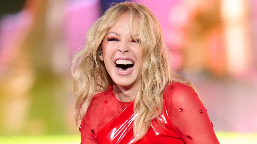 Kylie Minogue wows the crowd at Aussie Rules football final in Melbourne