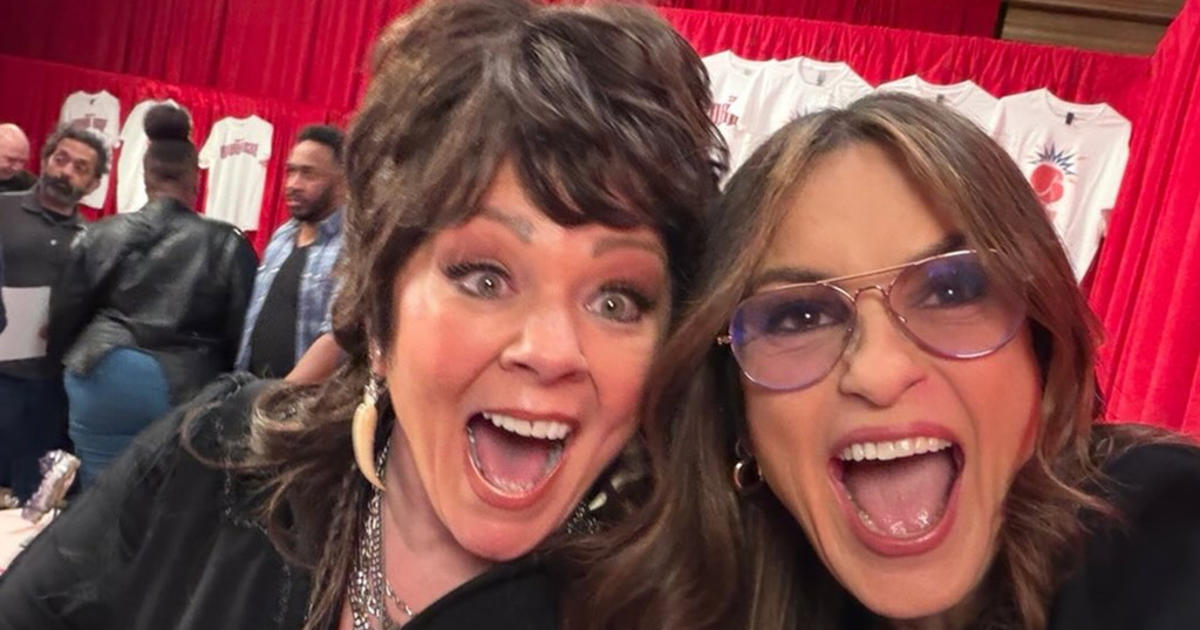Melissa McCarthy surprises Mariska Hargitay with SVU guest appearance | rova