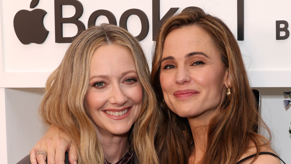 Jennifer Garner and Judy Greer spotted filming 13 Going on 30 reboot