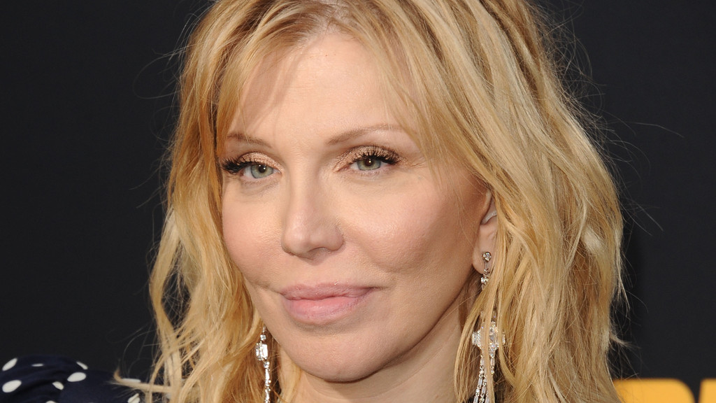 Courtney Love urges Dave Grohl to tell his fans their feud is over