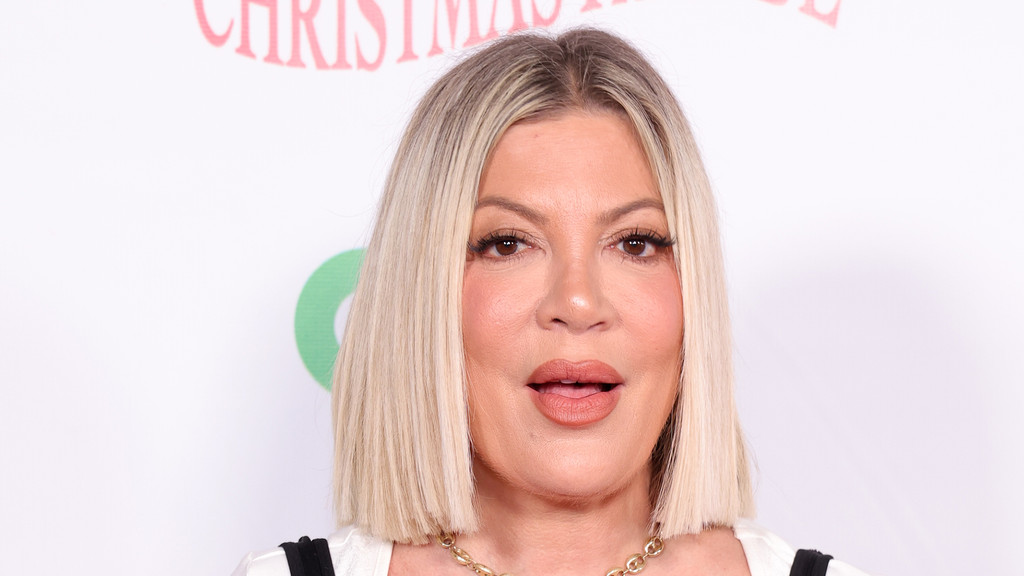 Tori Spelling says Hilary Swank was in tears after 90210 firing