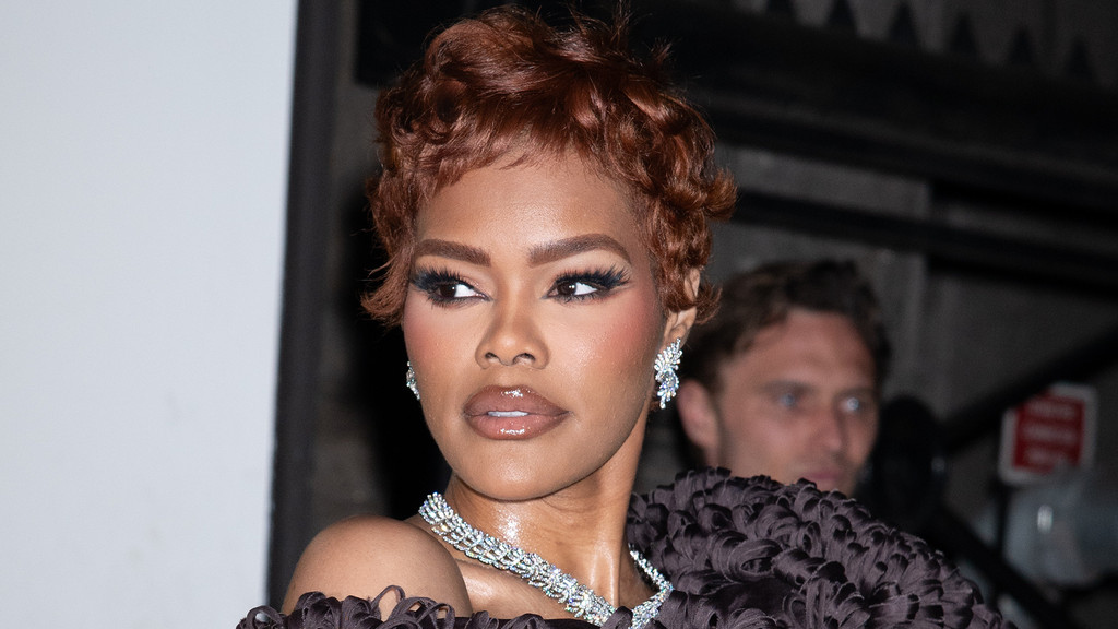 Teyana Taylor exits stage after teleprompter glitch at Billboard awards