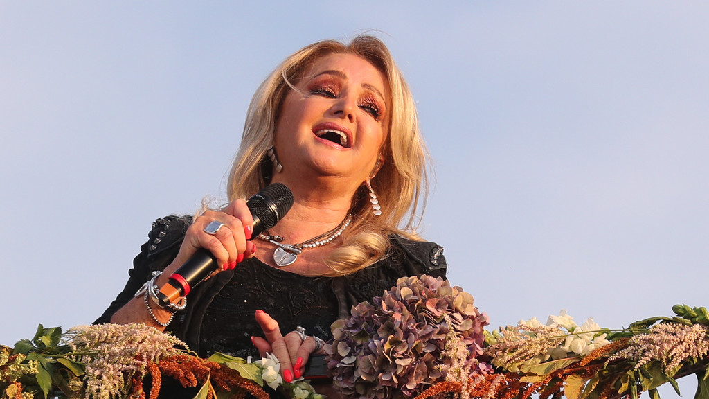Funeral service held for Bonnie Tyler