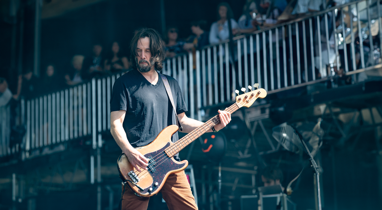 Keanu Reeves and his 90s grunge band Dogstar reunite to play their first  gig in 20 years | Articles | rova