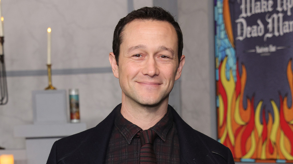 Joseph Gordon-Levitt and Sophia Bush address Dialog conference list