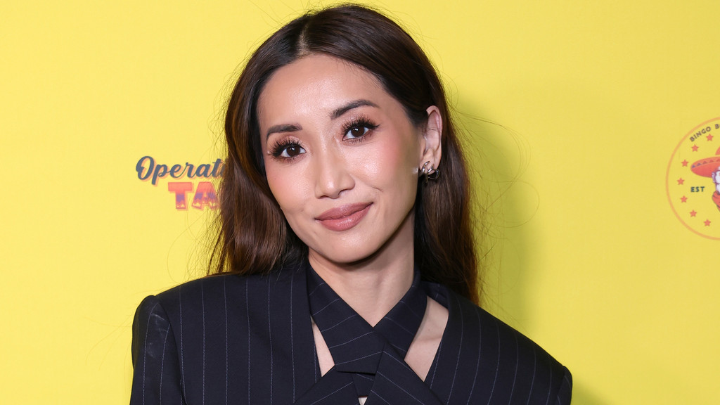 Airline rep apologises to Brenda Song for 'splitting up' family on flight